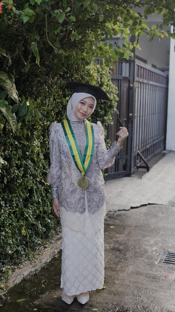 Kebaya Wisuda