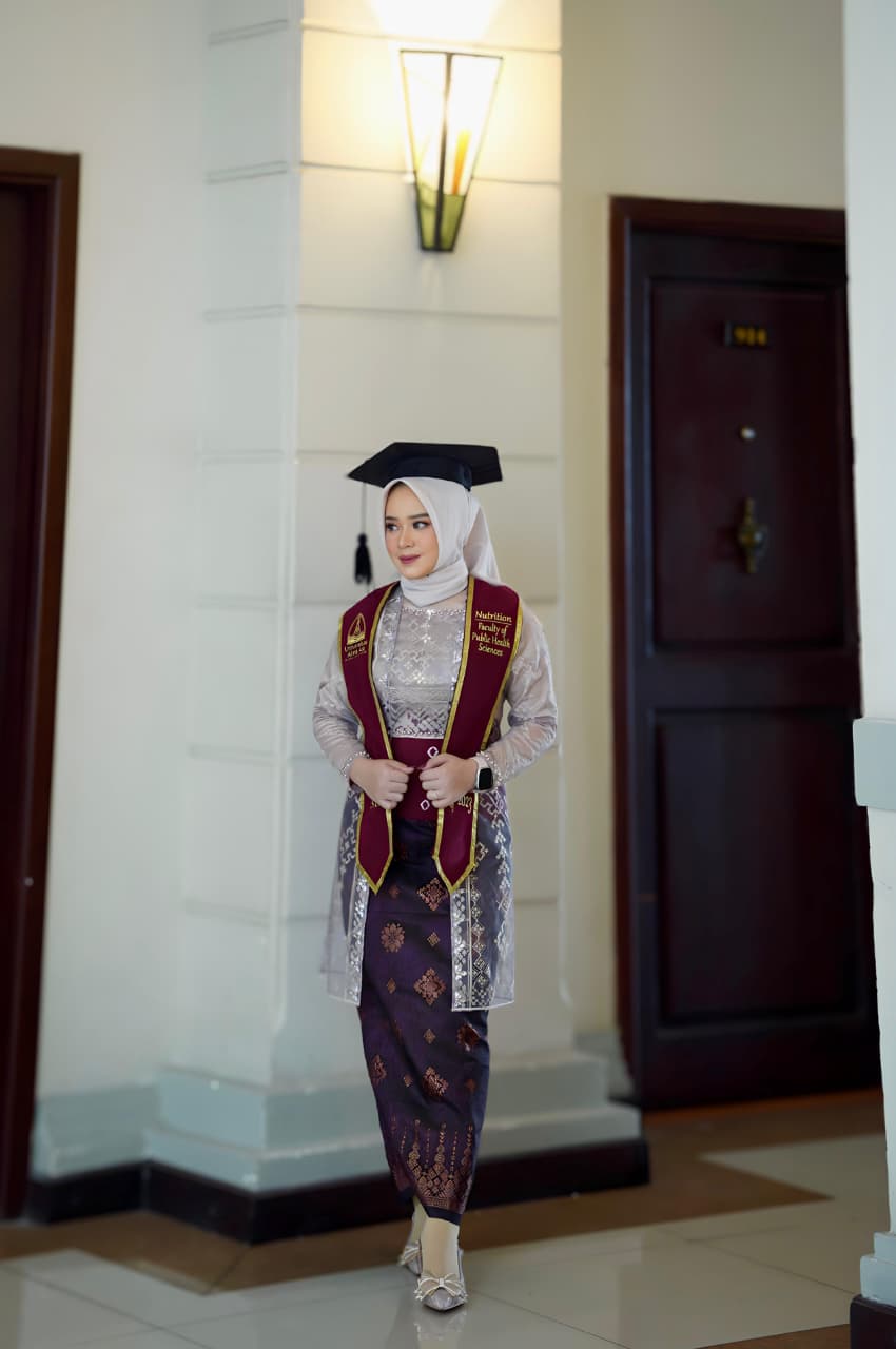 Kebaya Wisuda