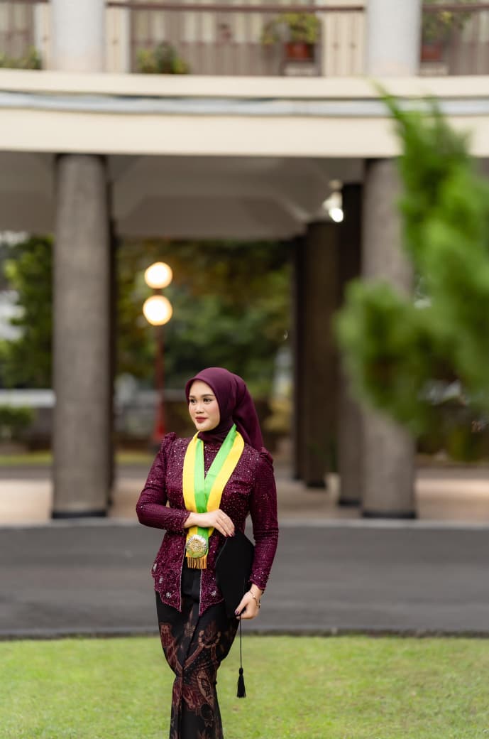 Kebaya Wisuda